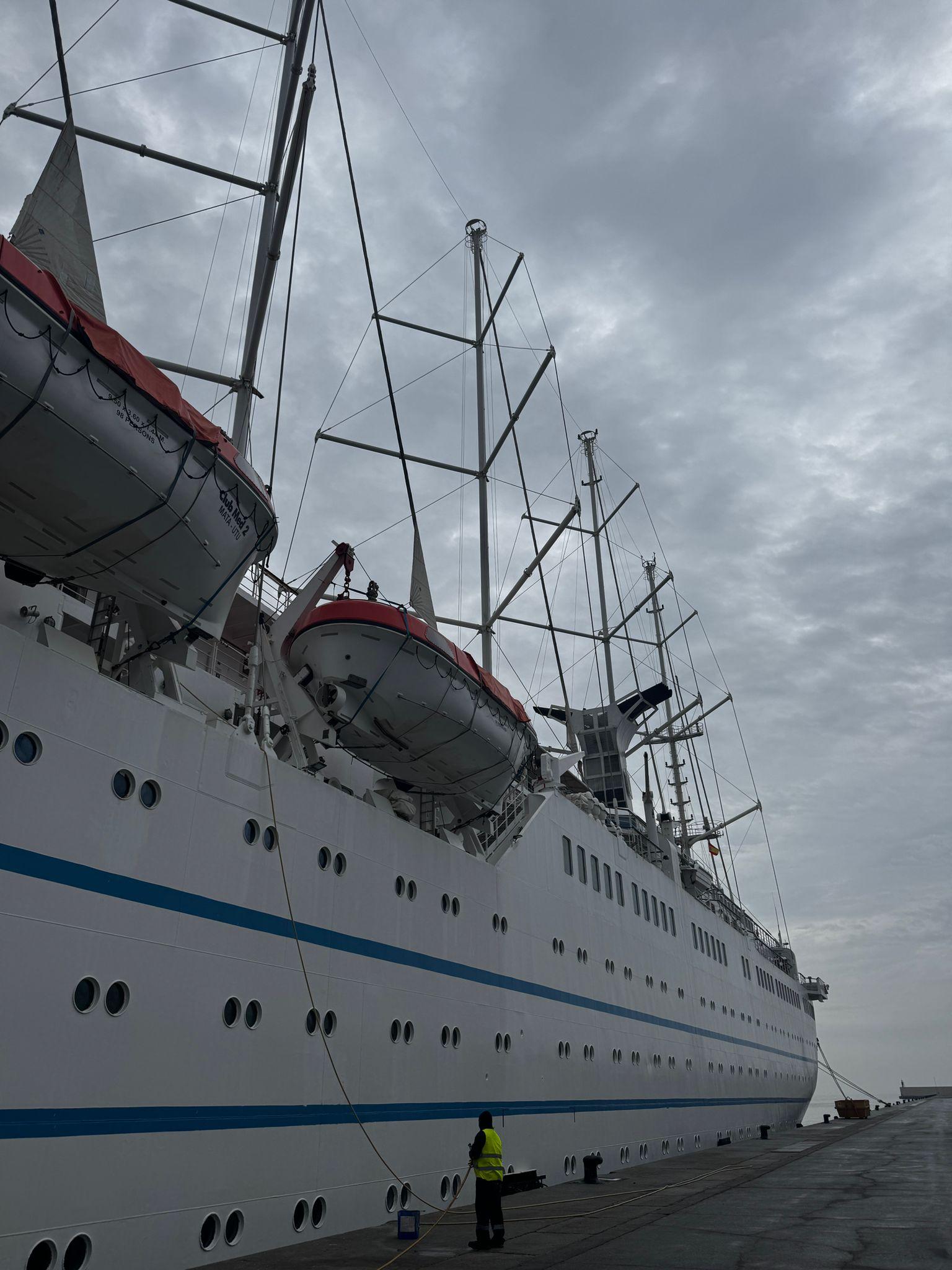 El velero de lujo Club Med 2 hace escala en Motril en su ruta por el - Noticia Puerto de motril